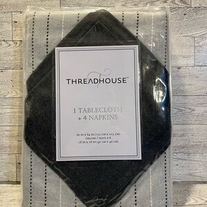 Table cloth and napkin set, NWT